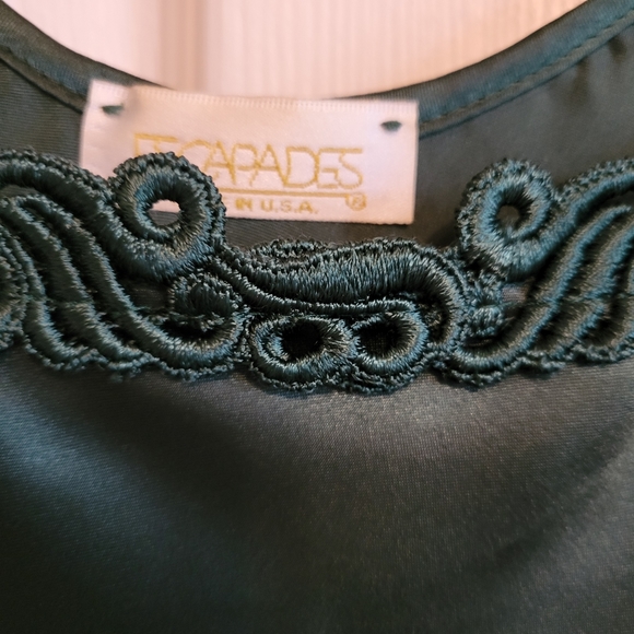 Escapades women's satin like green with embroidered trim camisole size small - Picture 7 of 14